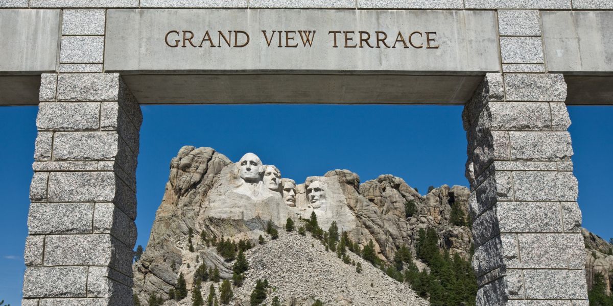 mount-rushmore-worth-it-guide view of mount rushmore national monument through the grand view terrace